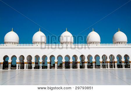 domes ห้าของ Sheikh Zayed Mosque ในอาบูดาบี