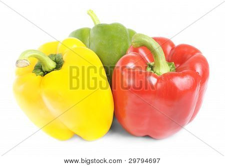 Rosso, verde, giallo pepe isolato su sfondo bianco