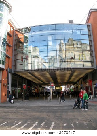 Acquirenti a Manchester in Inghilterra