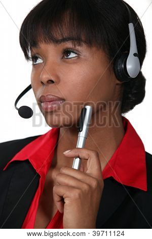 Afro-American kvinna som bär ett headset