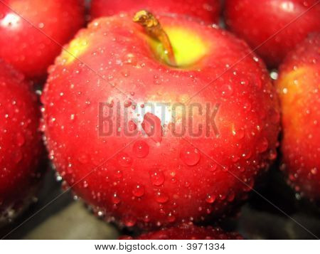 Pommes rouges avec des gouttes d'eau