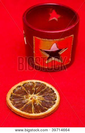 Fatias secas de uma laranja e uma Candlestand