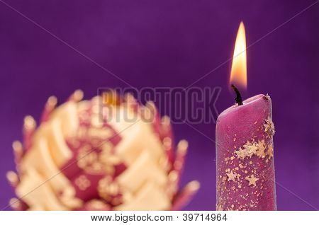 Vela festiva roxa