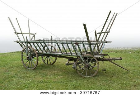 Histórico pajar en un prado