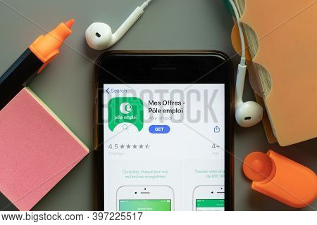 New York, Usa - 1 December 2020: Mes Offres Pole Emploi Mobile App Icon On Phone Screen Top View, Il