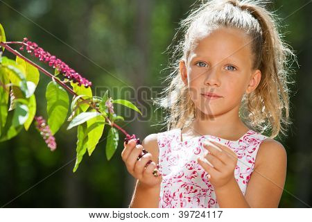 Cute Girl na zewnątrz zbieranie jagód.