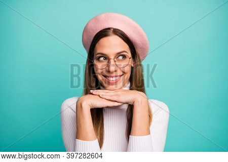 Close-up Portrait Of Her She Nice Attractive Pretty Curious Cheerful Cheery Dreamy Straight-haired G