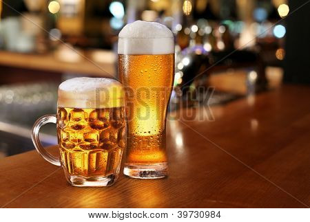 Bicchiere di birra chiara su un pub buio.