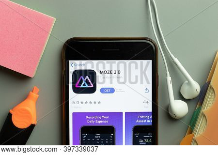 New York, Usa - 1 December 2020: Moze Mobile App Icon On Phone Screen Top View, Illustrative Editori