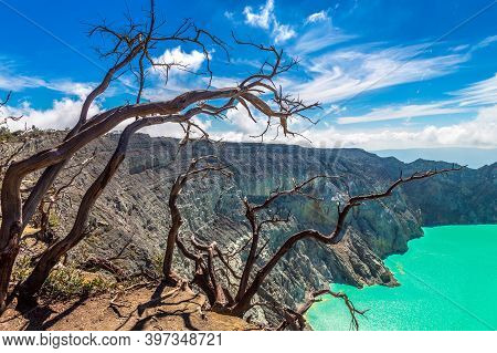 Crater Volcano Ijen, Java
