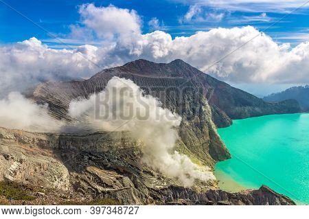 Crater Volcano Ijen, Java