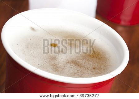 Øl i en engangs røde Cup