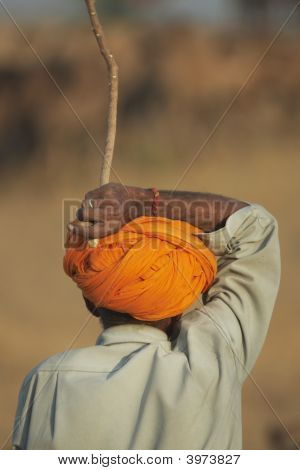 Orange Turban og Stick