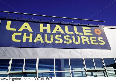 Bordeaux , Aquitaine  France - 11 21 2020 : La Halle Chaussures Logo Sign On Shop Footwear Low Cost 