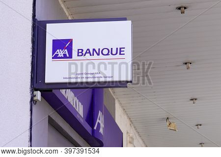 Bordeaux , Aquitaine  France - 11 21 2020 : Axa Banque Logo And Text Sign Front Of French Agency Ins