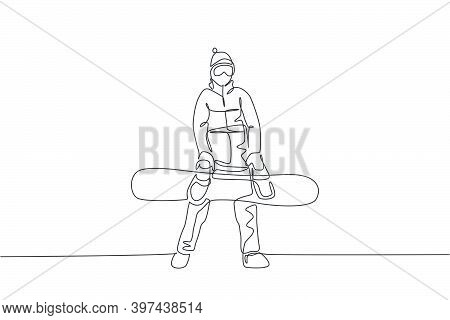 One Continuous Line Drawing Of Young Sporty Man Snowboarder Holding Snowboard Board In Alps Snowy Po