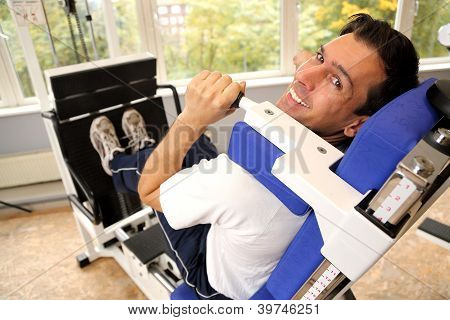 schÃ¶ner Mann, trainieren Sie im Fitness-Studio