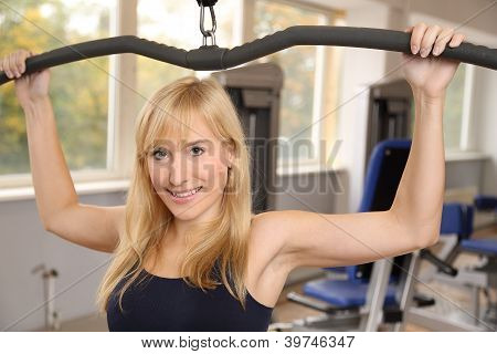 attraktive blonde Frau Gewichtheben in einer Turnhalle