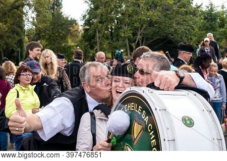 Moscow, Park Museon, September 4, 2016: A Group Of Scottish Drummers Takes A Selfie With The Audienc