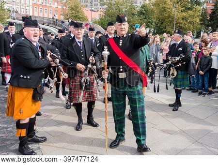 Moscow, Museon Park, September 4, 2016: A Group Of Scottish Pipers Preparing For The Parade