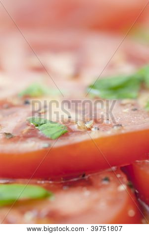 Tranches de tomate, basilic & assaisonnement.