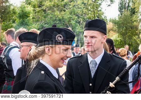 Moscow, Museon Park, September 4, 2016: A Group Of Scottish Pipers Preparing For The Parade