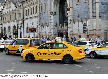 Moscow, Russia -06 Aug 2020. Many Taxi Cars In Front Of The Kazansky Railway Station