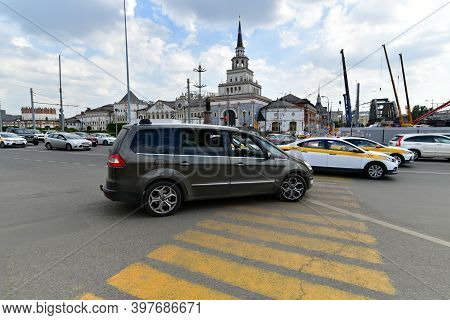 Moscow, Russia -06 Aug 2020. Traffic On The Square In Front Of The Kazansky Railway Station