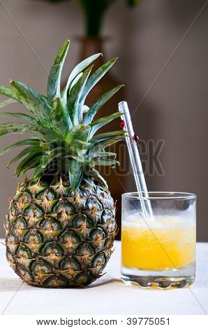 succo di ananas fresco freddo estratta in un frutto di ananas