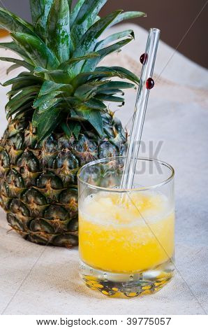 succo di ananas fresco freddo estratta in un frutto di ananas