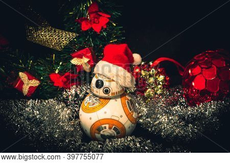 Caba, Argentina, November 28, 2020: Lovely Droid Bb-8 From Star Wars, Wearing A Christmas Hat Surrou