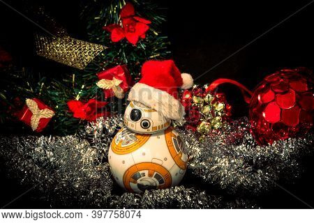 Caba, Argentina, November 28, 2020: Lovely Droid Bb-8 From Star Wars, Wearing A Christmas Hat Surrou