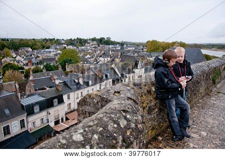 İki erkek, ses dinleme Kılavuzu ve Amboise Kalesi Loire Valley adlı tartışıyor