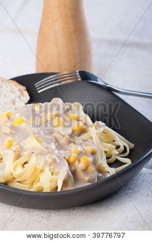 pasta di mais cremoso con pane in un piatto nero