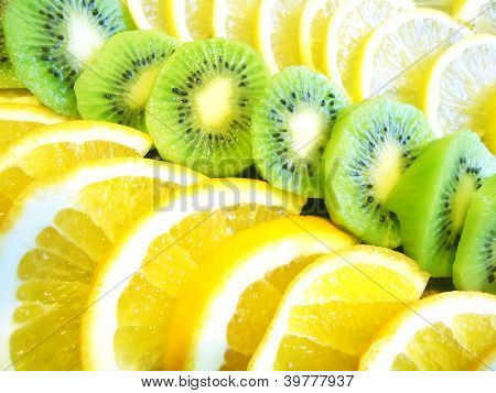 fruits assortis - orange, de citron et de kiwi
