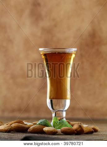 Amaretto mandlový likér s celých skořápkových plodů