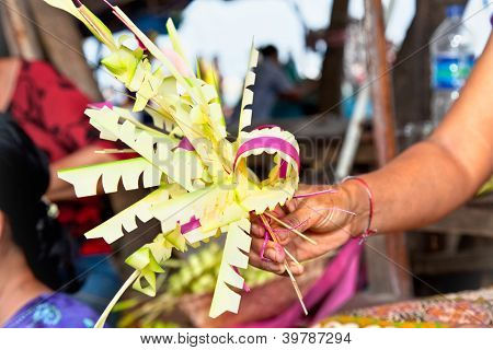 ตกแต่งร้านสไตล์บาหลีจึงทำจากกล้วยปล่อยไว้  บาหลีวัฒนธรรม