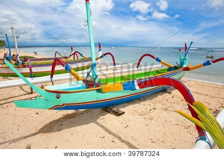Barche da pesca tradizionali su una spiaggia di Nusa Dua a Bali. Indonesia.