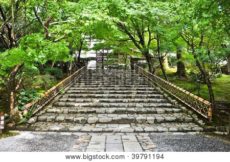 Schody v chrámu Ryoanji na Kyoto, Japonsko