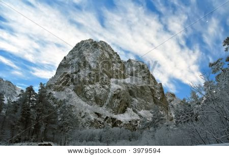 人不能靠近大雪覆盖的岩石