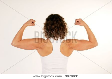 팔 근육을 Flexing 여성 피트 니스 강사