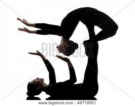 zwei Frauen Schlangenmensch Üben Gymnastik Yoga Silhouette auf weißem Hintergrund