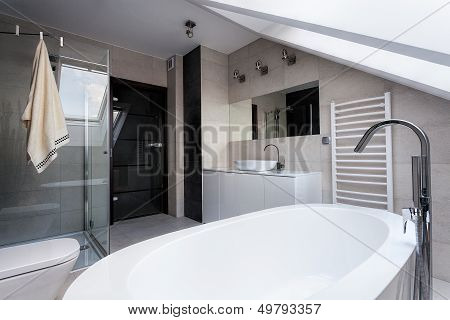 Urban Apartment - Stylish Bathroom
