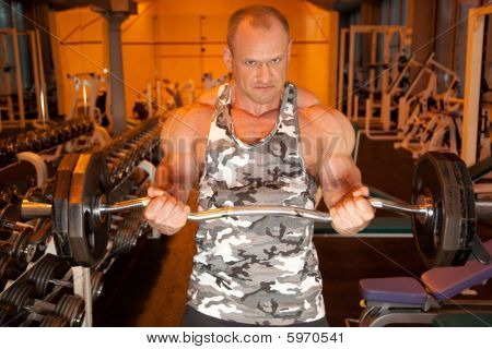 Bodybuilder ในห้องฝึกอบรม