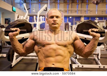 Bodybuilder ทำยกน้ำหนักในโรงยิม