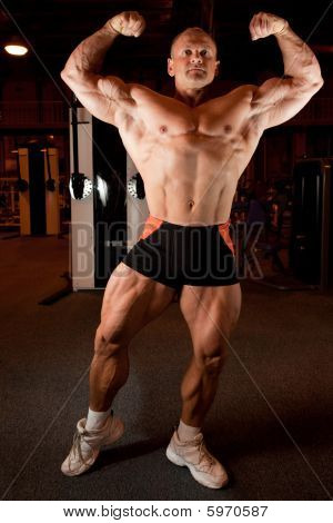 Bodybuilder แสดงให้เห็นถึงกล้ามเนื้อของเขา