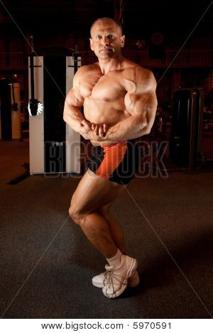 Bodybuilder แสดงให้เห็นถึงกล้ามเนื้อของเขา