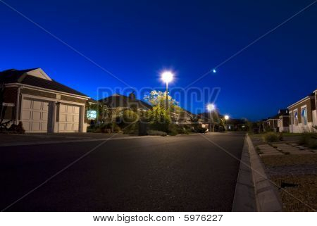都市の夜のシーン