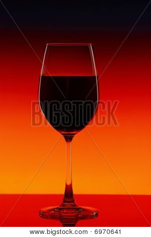 在明亮的背景上的红葡萄酒杯