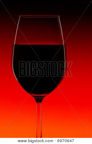 在明亮的背景上的红葡萄酒杯